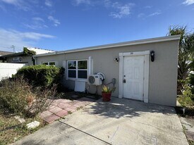 209 E Main St in Dundee, FL - Building Photo