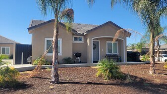 8415 Grandy St in Bakersfield, CA - Building Photo