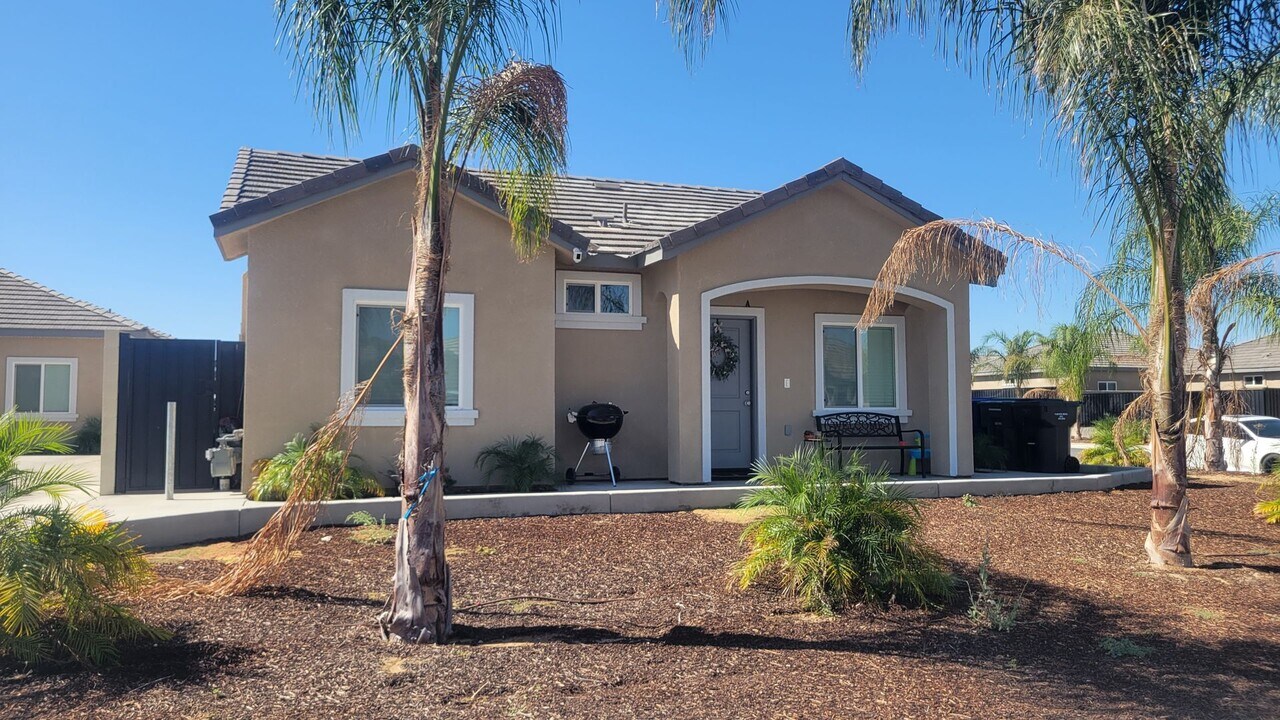 8415 Grandy St in Bakersfield, CA - Building Photo