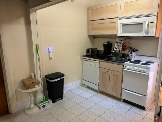 842 Beacon St, Unit 2 in Boston, MA - Building Photo - Building Photo