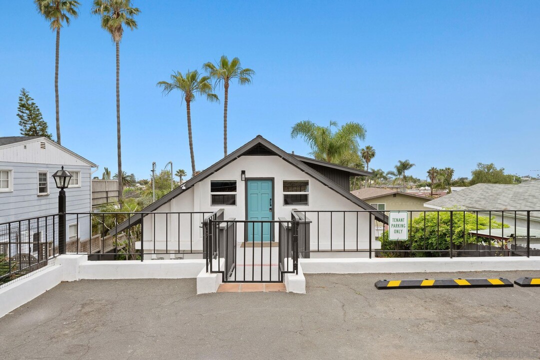 217 N Granados Ave in Solana Beach, CA - Building Photo