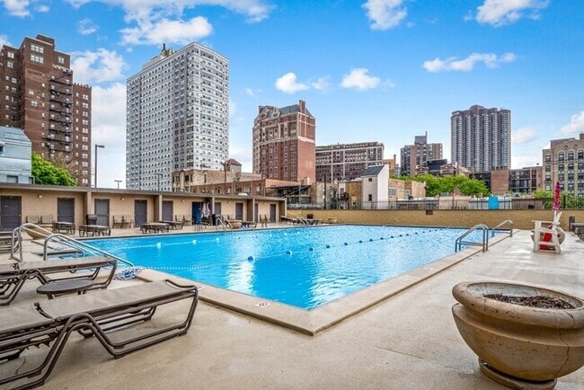 655 W Irving Park Rd, Unit 2109