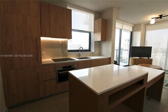 698 NE 1st Ave in Miami, FL - Building Photo - Building Photo