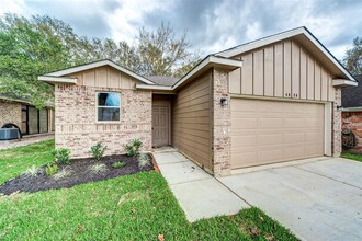 4926 Pleasure Lake Dr in Willis, TX - Building Photo - Building Photo