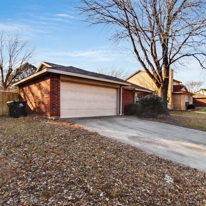 1912 Bosque Ln in Arlington, TX - Building Photo