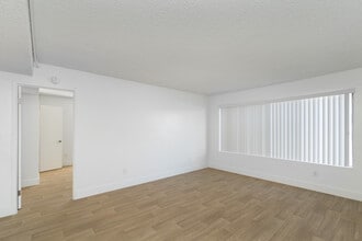 Terre at Sandalwood in El Cajon, CA - Foto de edificio - Building Photo