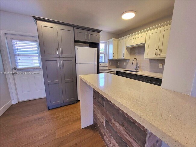 2355 SW 27th St in Miami, FL - Building Photo - Building Photo