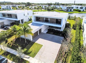 16580 Sunset Way in Weston, FL - Foto de edificio - Building Photo