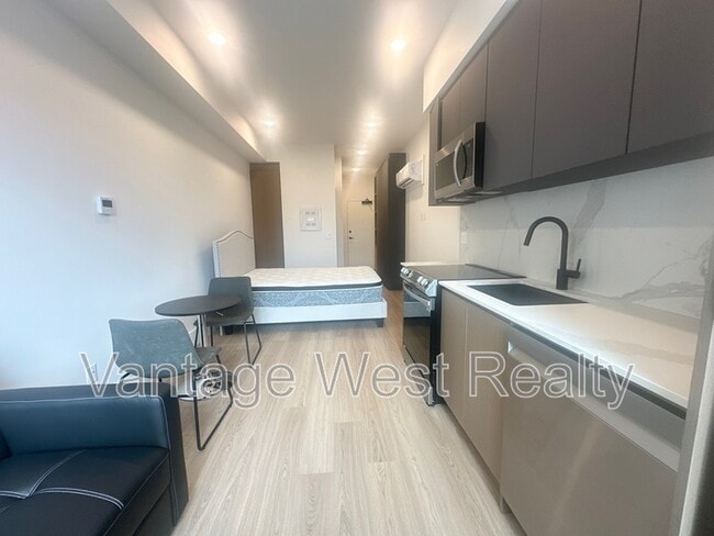 720-720 K. L. O. Rd in Kelowna, BC - Building Photo - Building Photo