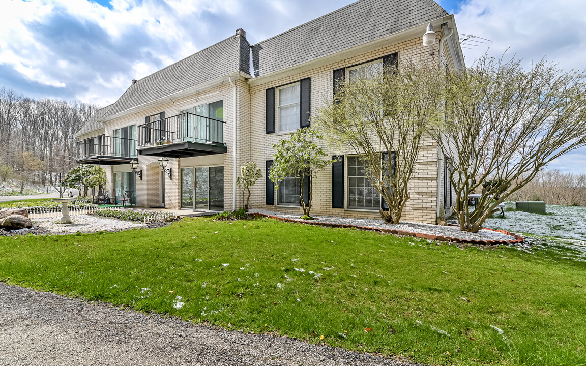 Lakewood Manor in Hermitage, PA - Building Photo