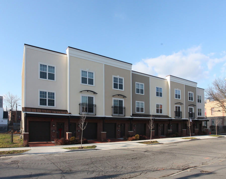 The Townhomes at Union Square in Schenectady, NY - Building Photo