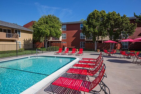 Carriage House in Fremont, CA - Foto de edificio - Building Photo