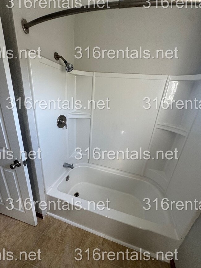 717 Westhaven Dr in Newton, KS - Building Photo - Building Photo