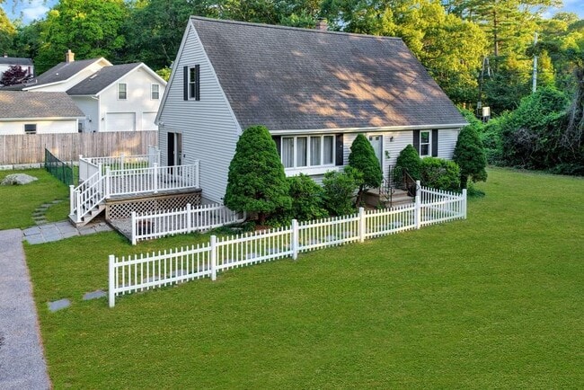 property at 208 Winnapaug Rd
