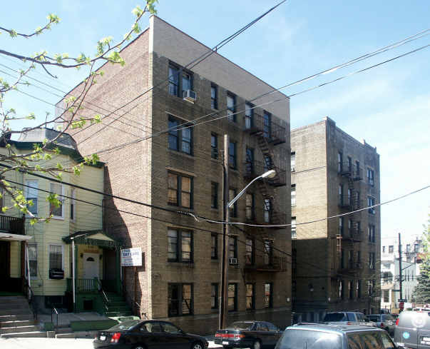 624 E 220th St in Bronx, NY - Foto de edificio