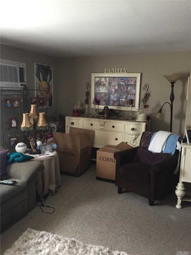 2 Butler Ln in Levittown, NY - Building Photo - Building Photo