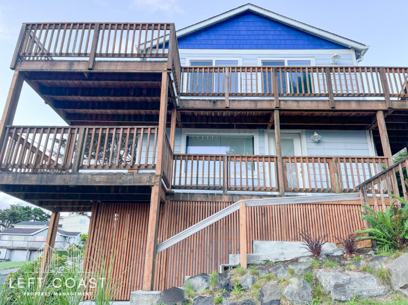 545 SW Ebb Ave in Lincoln City, OR - Foto de edificio