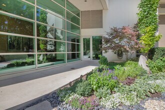 1570 Elmwood Ave, Unit 607 in Evanston, IL - Building Photo - Building Photo