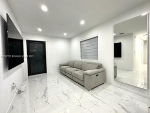 2490 NW 44th St-Unit -1 in Miami, FL - Building Photo - Building Photo