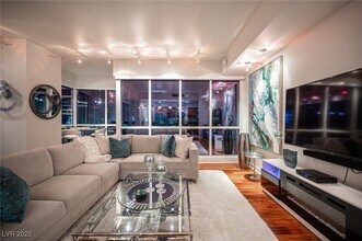 4525 Dean Martin Dr in Las Vegas, NV - Foto de edificio - Building Photo