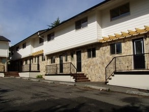 Lancaster Condos in West Linn, OR - Foto de edificio - Building Photo