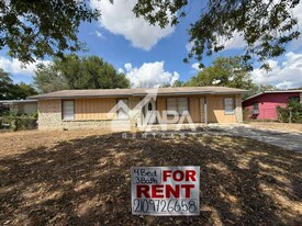 7831 Gallop Dr in San Antonio, TX - Building Photo