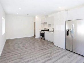 7523 Milwood Ave in Canoga Park, CA - Foto de edificio - Building Photo