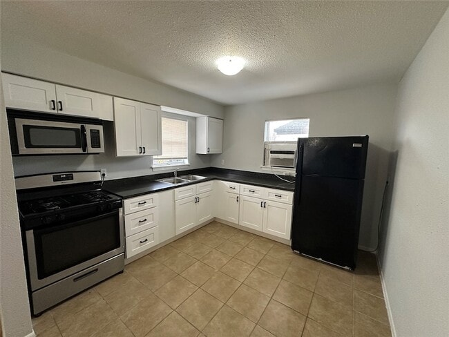 4911 Delano St, Unit 2 in Houston, TX - Foto de edificio - Building Photo