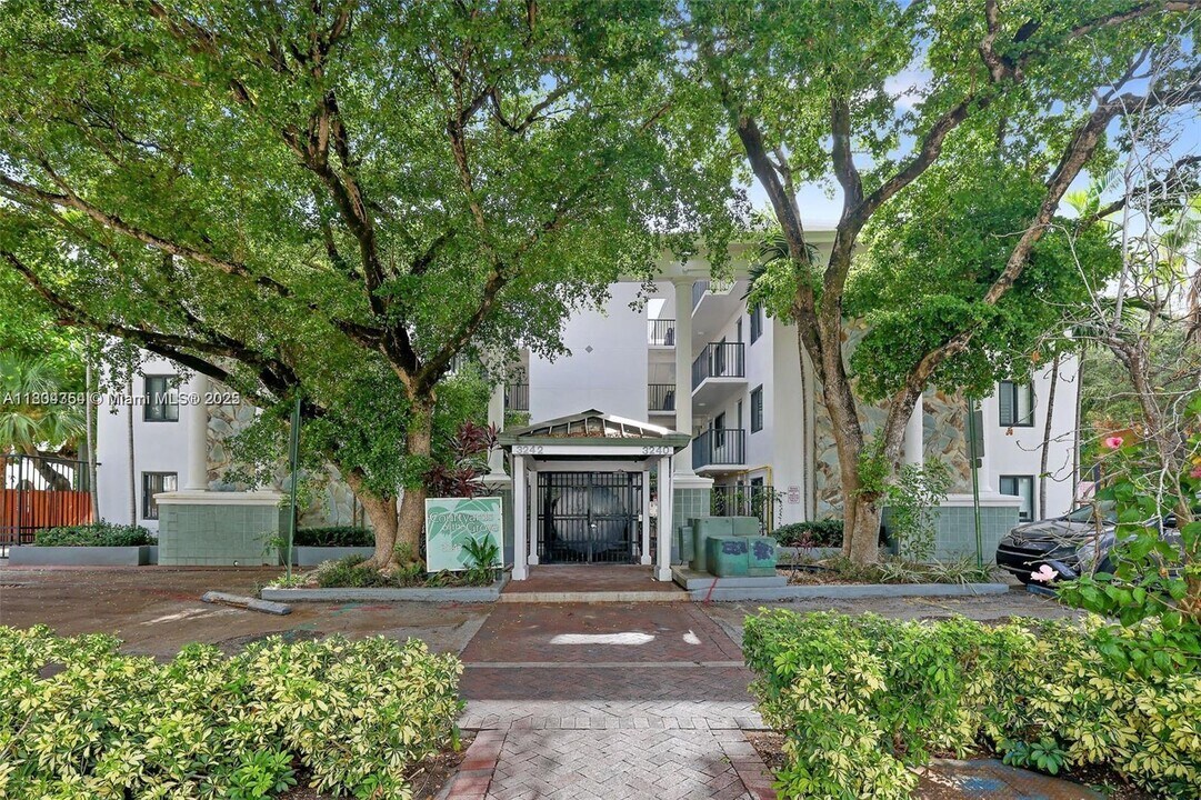 3240 Mary St in Miami, FL - Building Photo