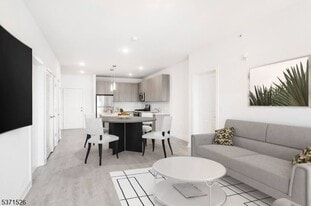175 Quincy Ct, Unit 159 in Perth Amboy, NJ - Building Photo