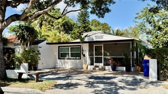 2221 SW 26th Ln in Miami, FL - Building Photo