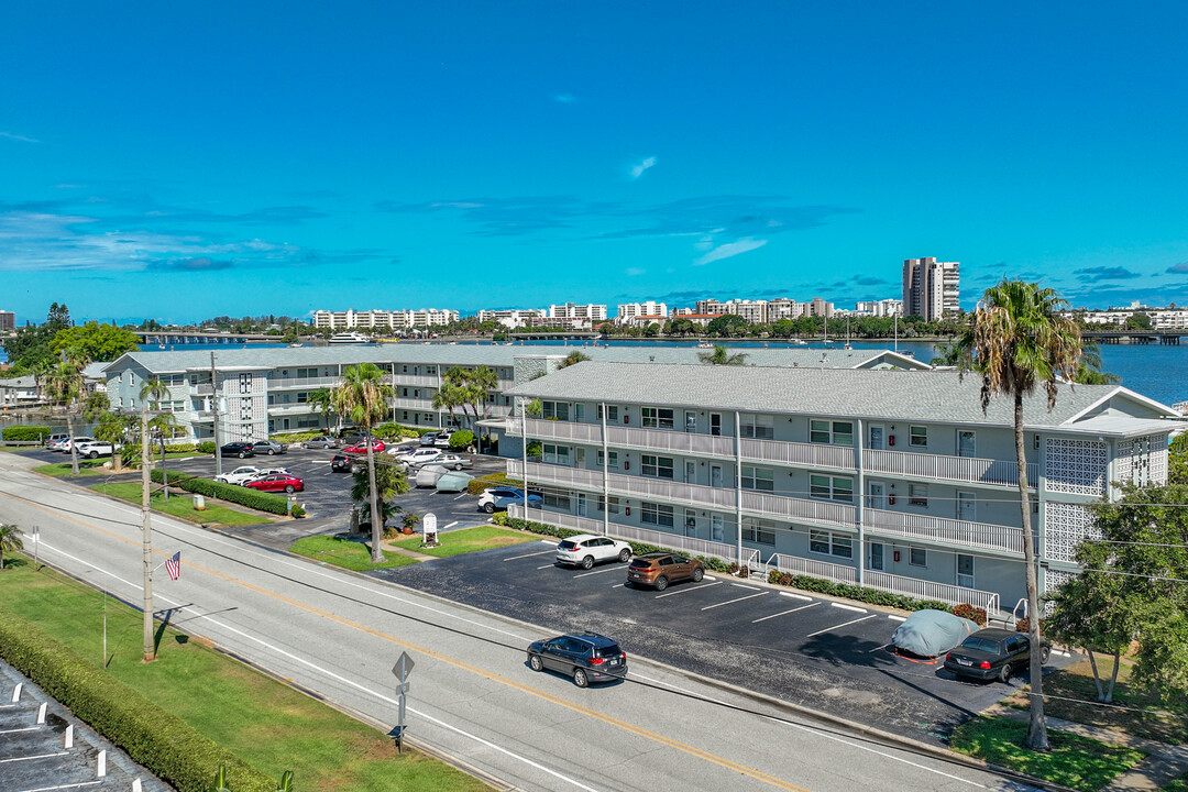 Shore Manor in South Pasadena, FL - Building Photo