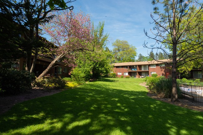 Royal Oaks Apartments in Portland, OR - Foto de edificio - Building Photo