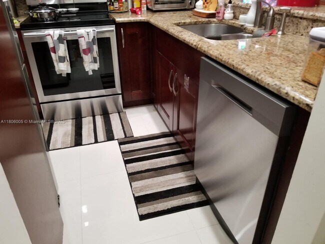 984 SW 113th Terrace in Pembroke Pines, FL - Building Photo - Building Photo