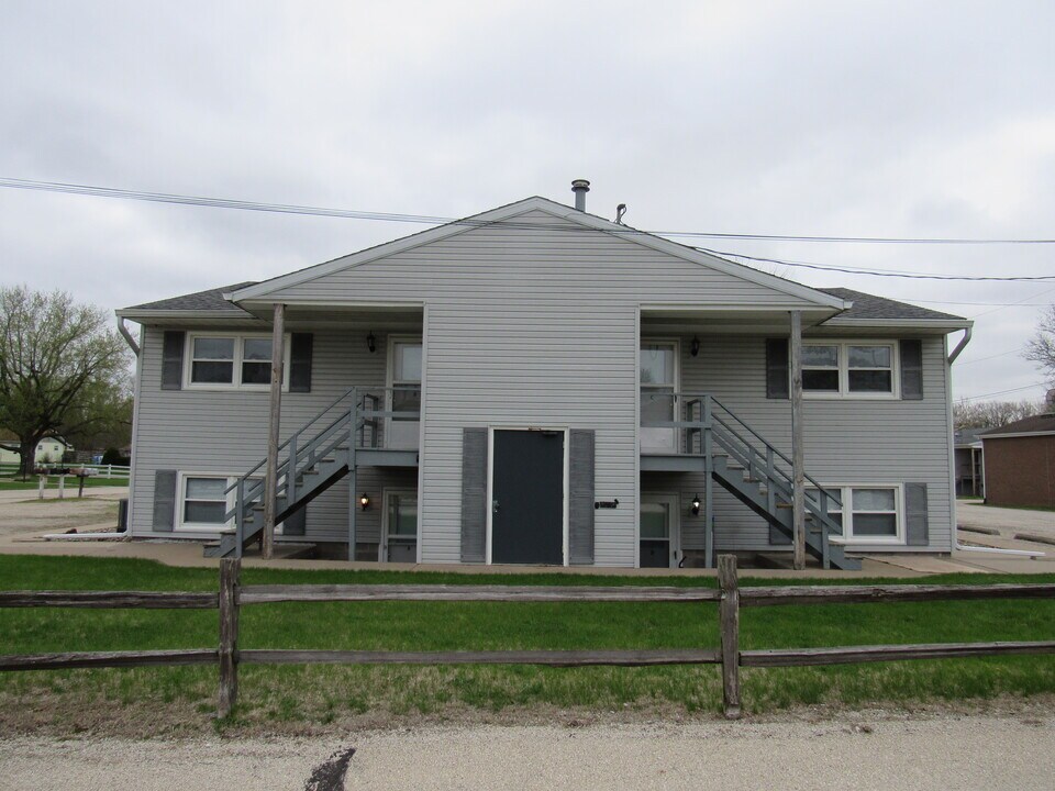 104 E 9th Ave in Colona, IL - Building Photo