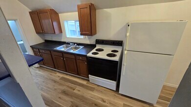 37 1st Ave SE, Unit 4 in Mayville, ND - Foto de edificio - Building Photo