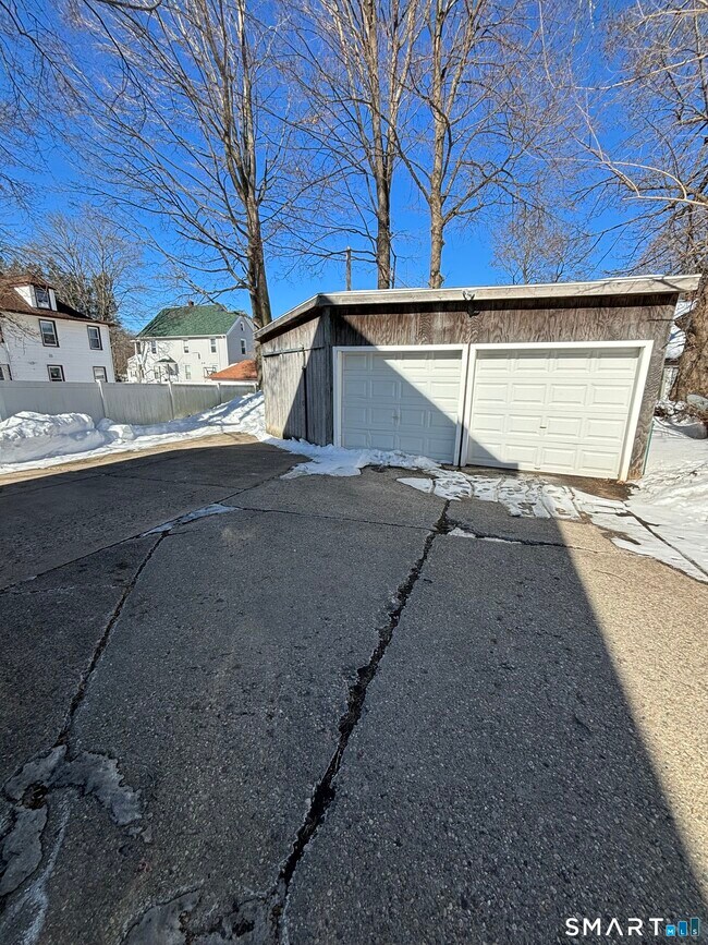 11 Roberts St in Bristol, CT - Building Photo - Building Photo