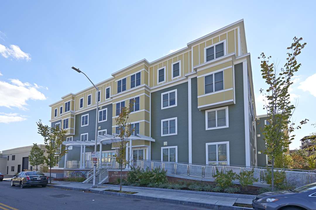 Putnam Green in Cambridge, MA - Building Photo