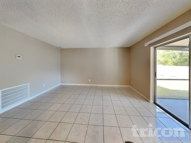 16137 Ravendale Dr in Tampa, FL - Building Photo - Building Photo