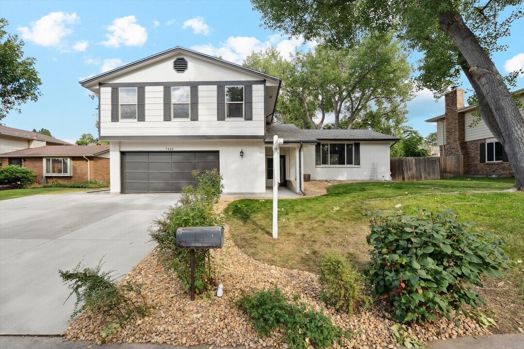 7406 S Washington St in Centennial, CO - Building Photo