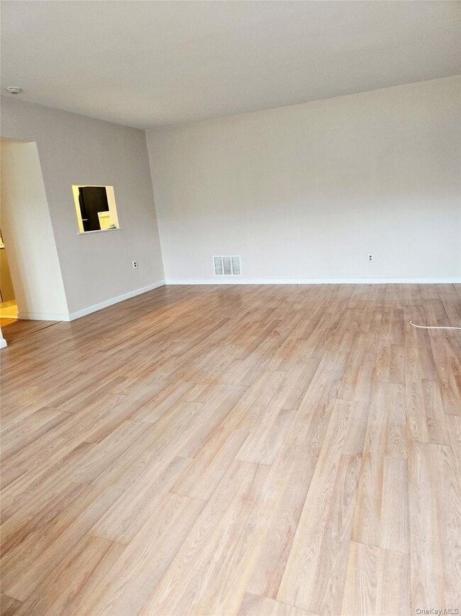 7 Boulder Ct in Coram, NY - Foto de edificio - Building Photo