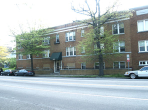 6921 Georgia Ave NW in Washington, DC - Foto de edificio - Building Photo