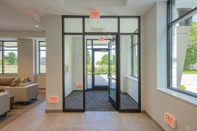 Lake Terrace Apartment in Downtown Kenosha! in Kenosha, WI - Foto de edificio - Interior Photo