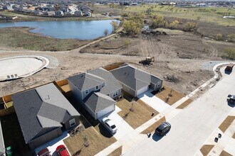 8012 White Sulphur Rd in Ponder, TX - Foto de edificio - Building Photo