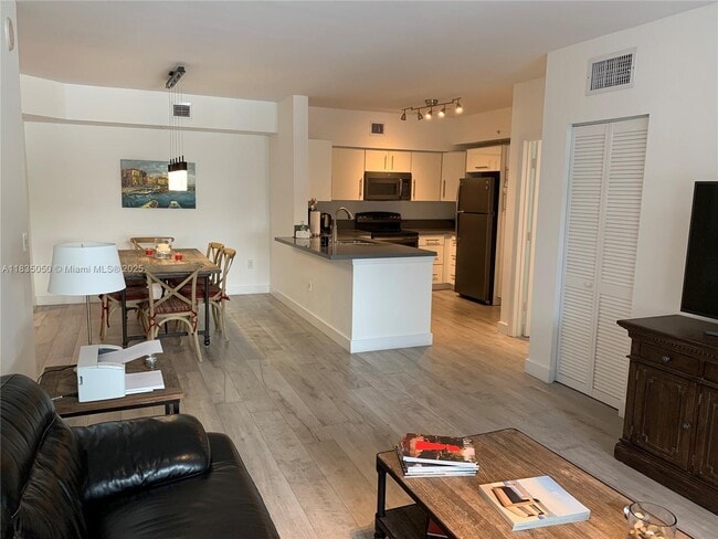 17150 N Bay Rd, Unit 2308 in Sunny Isles Beach, FL - Building Photo - Building Photo