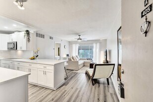 3040 NE 16th Ave, Unit 405 in Oakland Park, FL - Building Photo