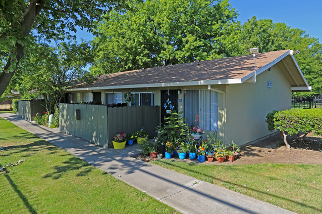 Delta Cove Apartments, LLC in Sacramento, CA - Foto de edificio - Building Photo