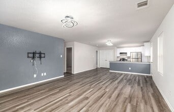 5910 Lady Ln in San Antonio, TX - Foto de edificio - Building Photo