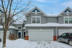 321 Heritage Trl in Circle Pines, MN - Building Photo