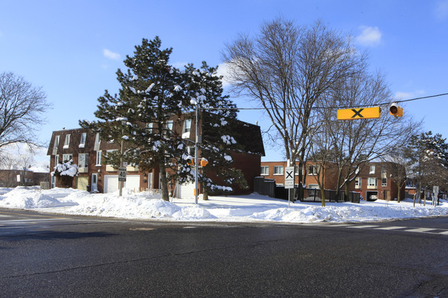 301 Bridletowne Cir in Toronto, ON - Building Photo - Primary Photo